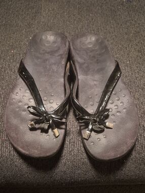 Vionic Black Patent Bow Thong Sandals